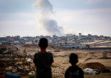 Israel intensifica sus ataques al sur y norte de Gaza y admite la muerte de 16.000 civiles