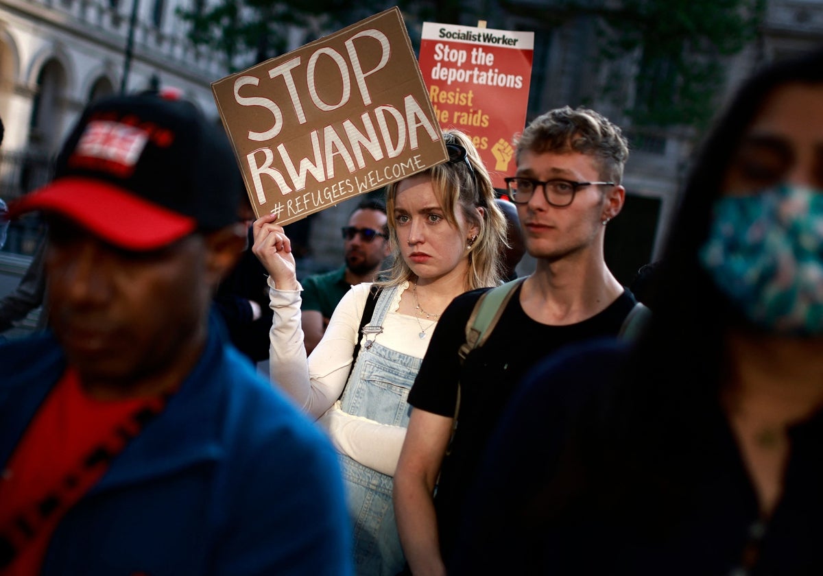 Manifestantes protestan en Londres para denunciar las deportaciones a Ruanda