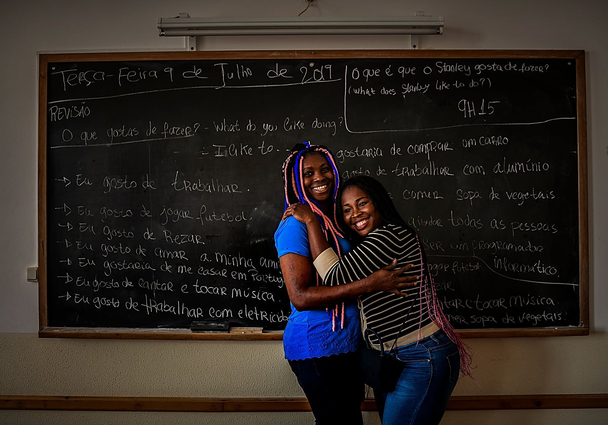 Dos refugiadas nigerianas en el centro de migrantes de Fundao, donde estudian portugués