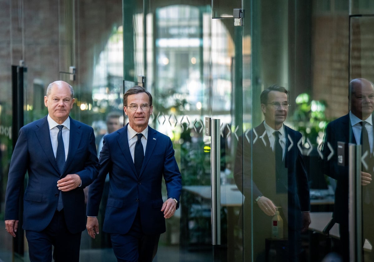El canciller de Alemania, Olaf Scholz, camina junto al primer ministro de Suecia, Ulf Kristersson