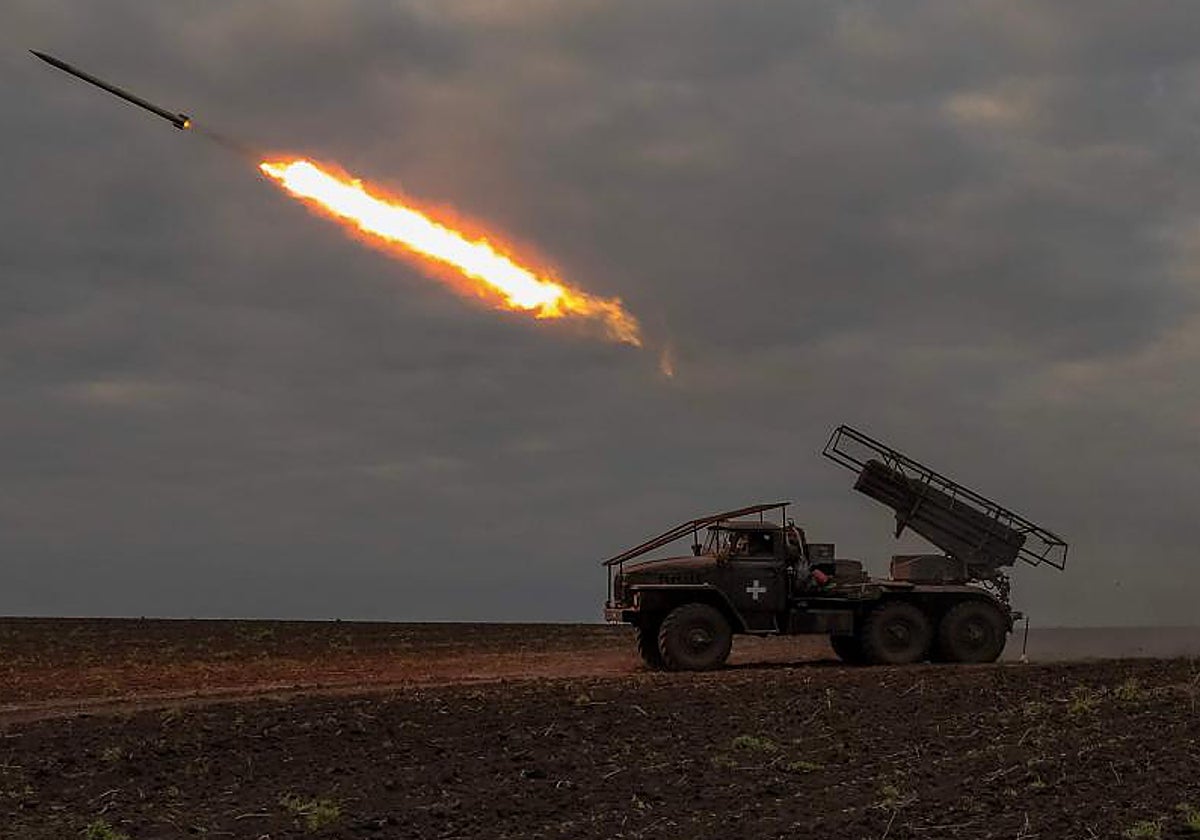 Soldados de la 92.ª Brigada de Asalto disparan un lanzacohetes hacia posiciones rusas en la región de Járkov