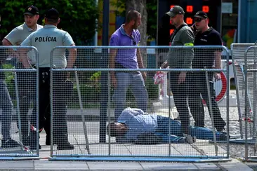 Disparan en plena calle al primer ministro de Eslovaquia, Robert Fico, que está en «peligro de muerte»