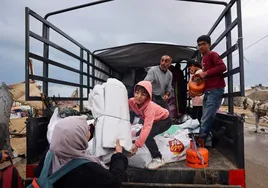 Una familia palestina empaca sus pertenencias mientras se preparan para huir de Rafah