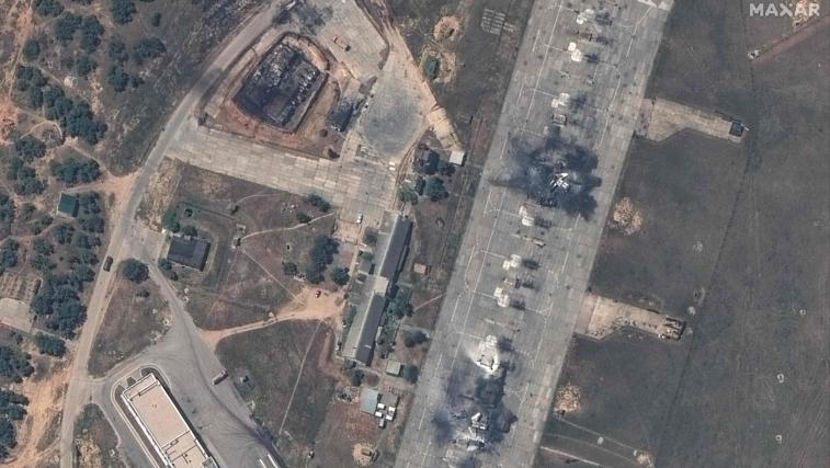 Una imagen satélite muestra varios aviones MiG-31 rusos dañados en la base militar de Crimea ocupada
