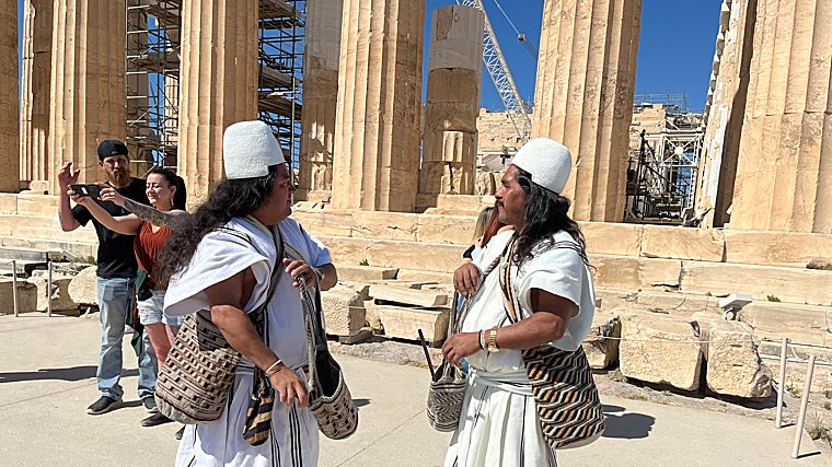 Noel Torres (izquierda) y Luis Salcedo intercambian en iku sus impresiones sobre la Acrópolis de Atenas