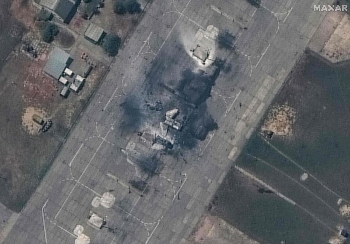 imagen de satélite tomada y difundida por Maxar Technologies el 16 de mayo de 2024 muestra un avión de combate MiG-31 destruido en la base aérea de Belbek (Crimea)