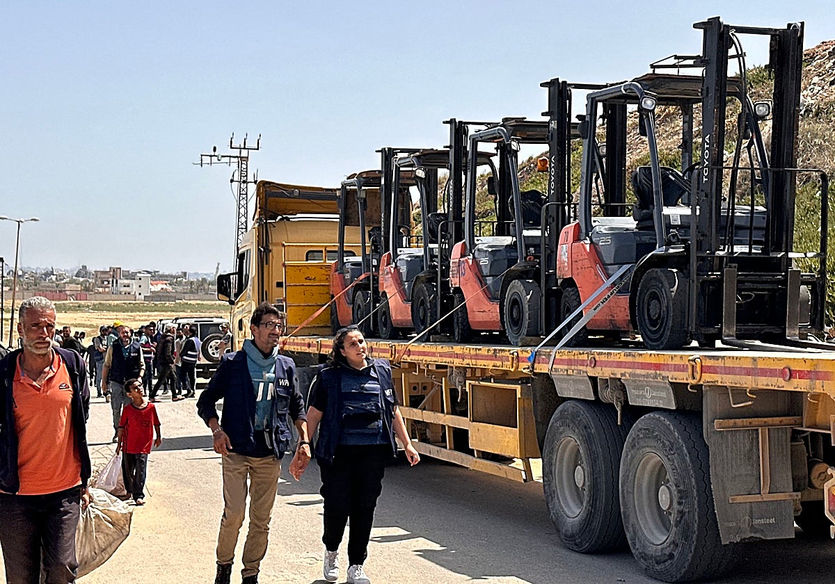 Camiones estacionados cerca de Wadi Gaza, a la espera de que se les permita entrar en el muelle flotante establecido por los Estados Unidos de América en la costa de Gaza