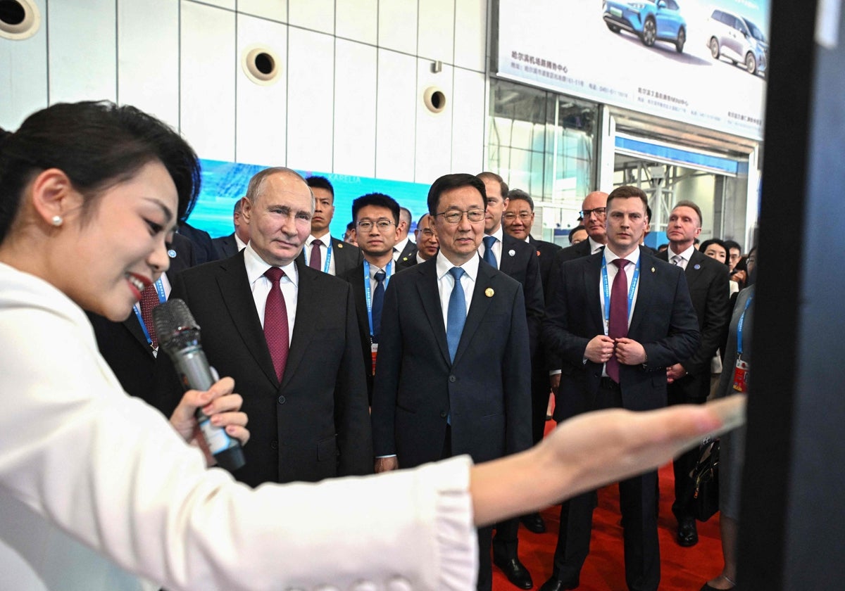 Putin recorre una exposición comercial Rusia-China en la ciudad nororiental de Harbin