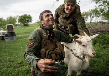 Aliona y Ruslan con una de las cabras rescatadas en el frente del Donbass