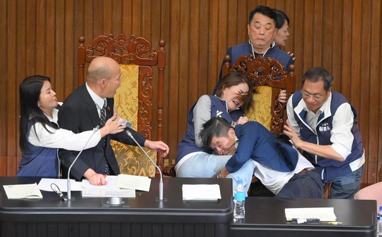 Imagen principal - Batalla campal en el Parlamento de Taiwán: un diputado roba un proyecto de ley y sale corriendo