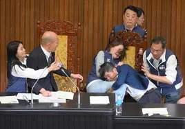 Batalla campal en el Parlamento de Taiwán: un diputado roba un proyecto de ley y sale corriendo