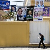 Carteles electorales en un centro de votación en Santo Domingo