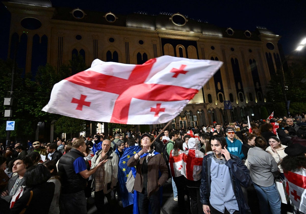 Un manifestante ondea una bandera georgiana durante las protestas contra la ley de «influencia extranjera», frente al Parlamento de Georgia, Tbilisi