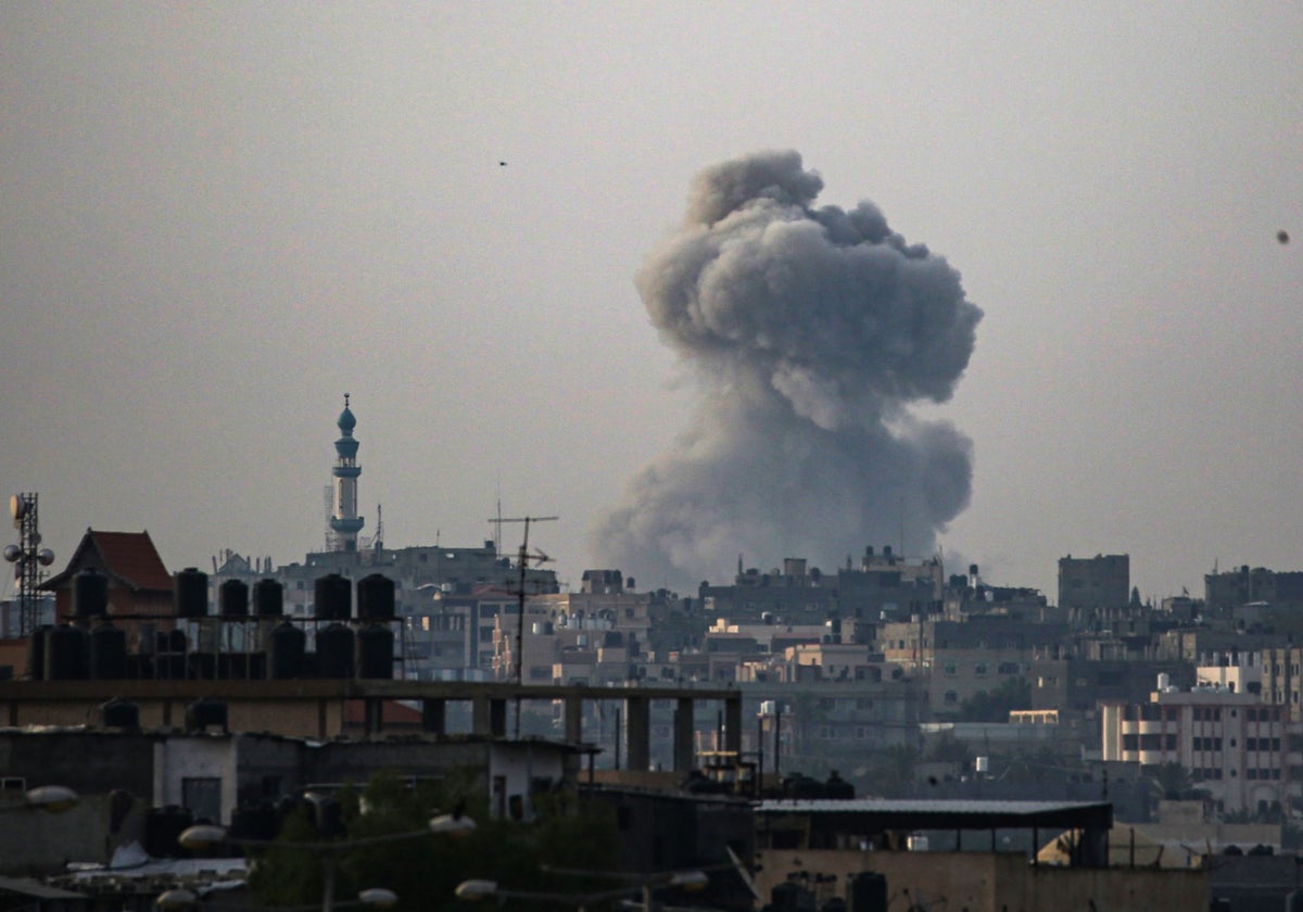 Una columna de humo se eleva durante un bombardeo israelí en Rafah