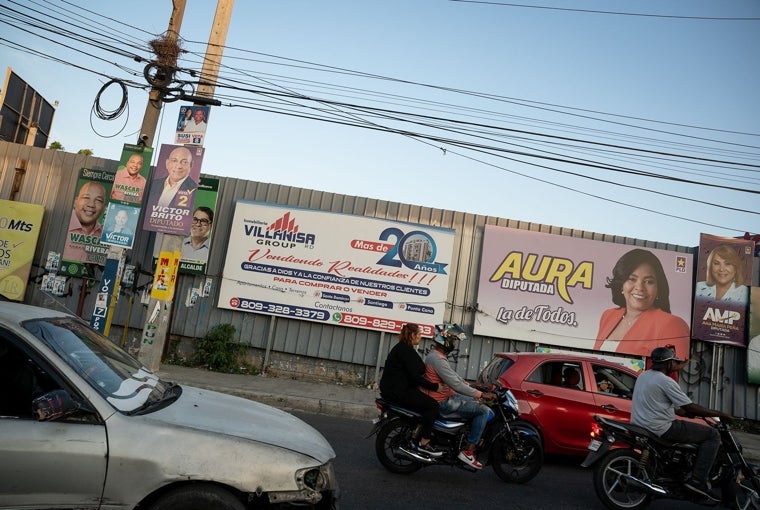 Las calles de Santo Domingo, salpicadas de publicidad electoral