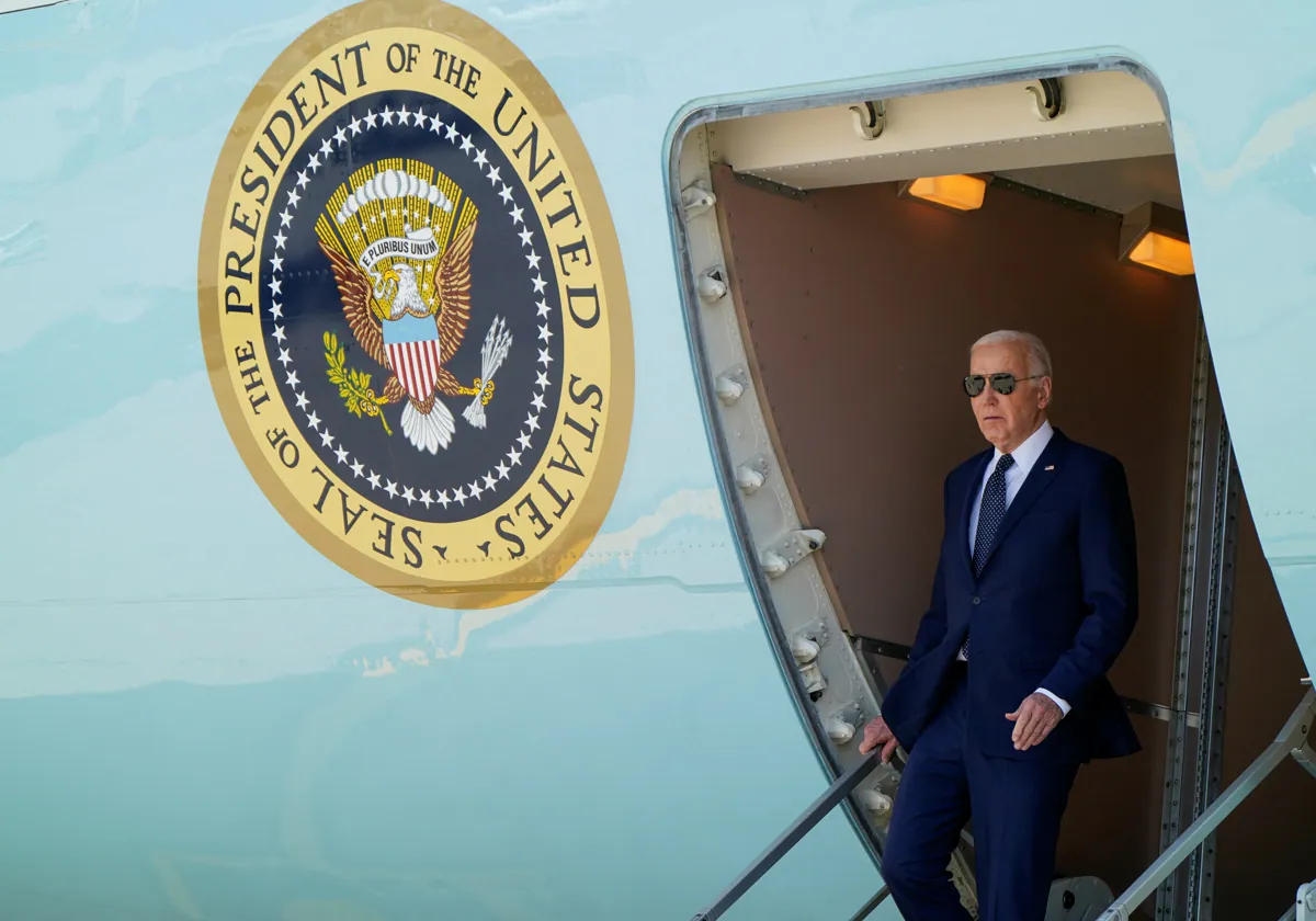 El presidente de EE.UU. Joe Biden desembarca del Air Force One