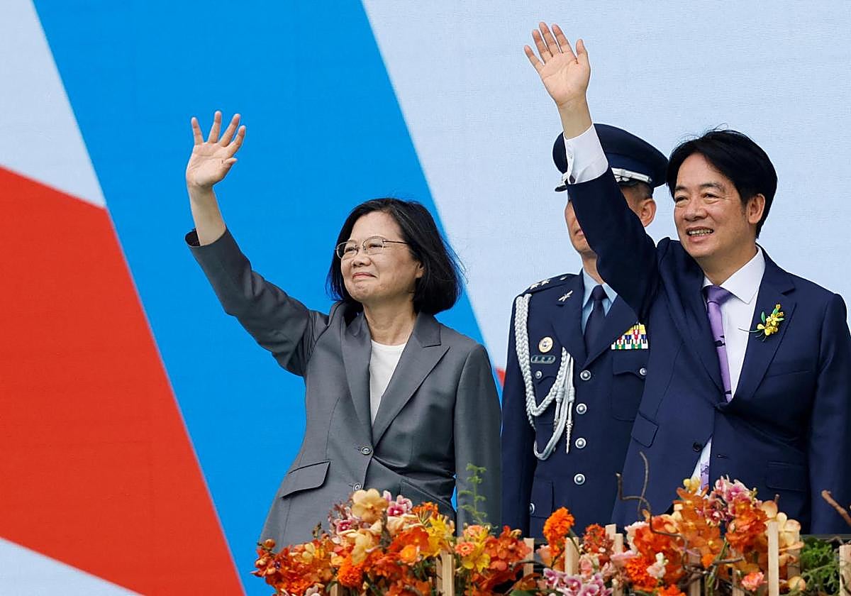 La ex presidenta de Taiwán, Tsai Ing-wen, y el nuevo presidente, Lai Ching-te, saludan a la gente durante la ceremonia de investidura frente al edificio de la oficina presidencial en Taipei
