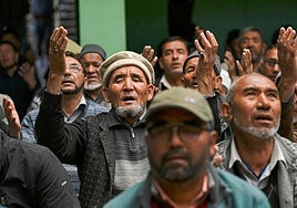 Miles de personas salen a las calles para asistir al funeral del presidente iraní tras el accidente de helicóptero