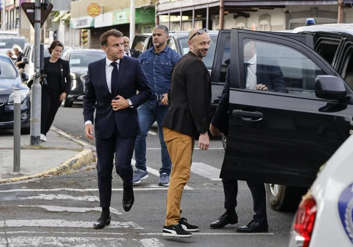 El presidente francés, Emmanuel Macron, viaja a Nueva Caledonia en un intento por resolver la crisis política