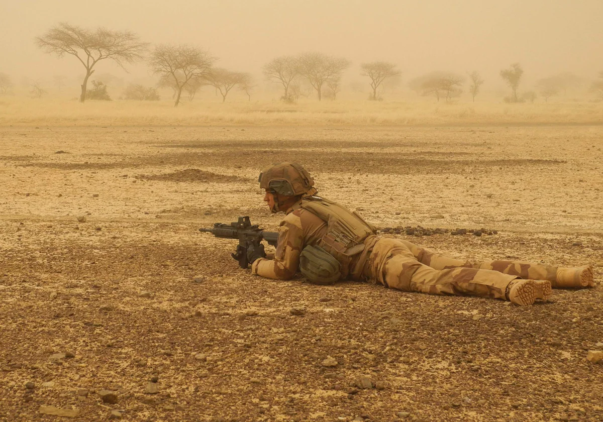 Un militar francés realiza una labor de vigilancia en la región de Gourma (Mali)