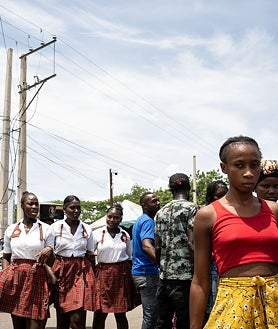 Imagen secundaria 2 - El río Masacre, la frontera entre Haití y la República Dominicana. Debajo, grupos de personas que recorren la zona