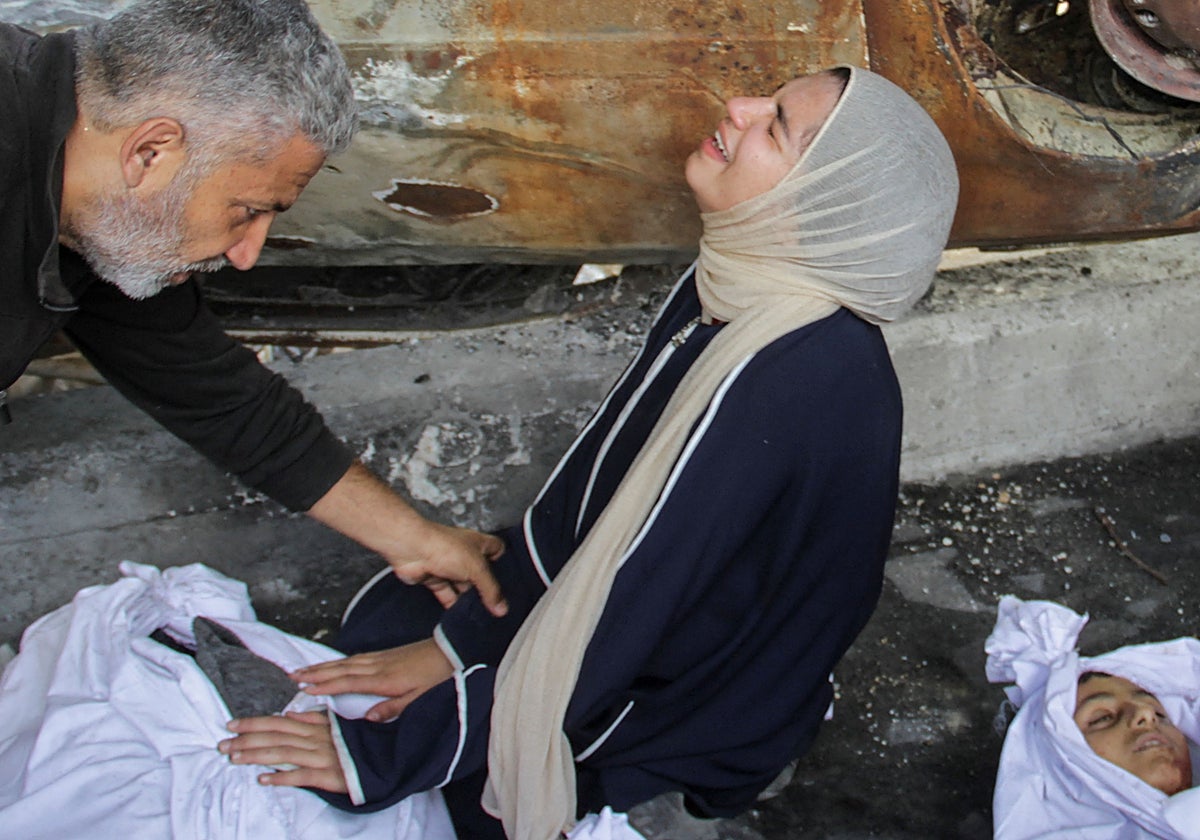 Una mujer llora a un muerto después de un bombardeo israelí contra Gaza