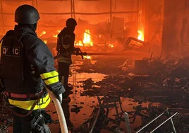 Al menos 16 muertos y 38 heridos tras el bombardeo ruso contra un hipermercado de Járkov