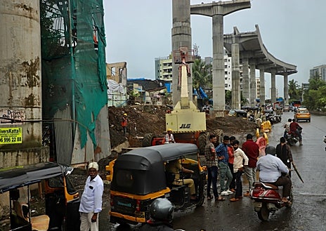 Imagen secundaria 1 - Obras por doquier en la India, que se está modernizando a marchas forzadas bajo el Gobierno del primer ministro Narendra Modi para acabar con su atraso, como se ve en el centro histórico de la Vieja Delhi (arriba). Por todo este gigantesco país se están construyendo nuevas infraestructuras, como autopistas elevadas y líneas de metro en Bombay (arriba a la izquierda) y aeropuertos como el de Bangalore, el Silicon Valley de la India (arriba a la derecha) 