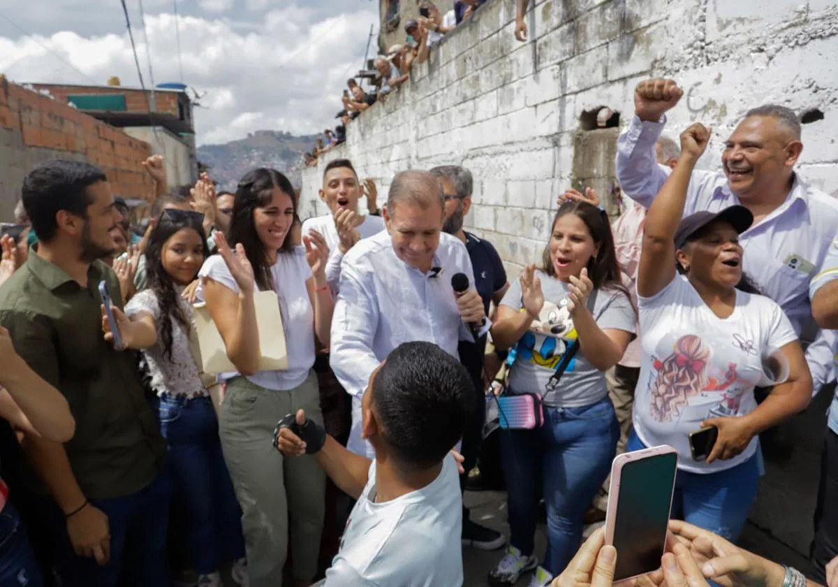 El opositor Edmundo González debuta en los feudos caraqueños del chavismo