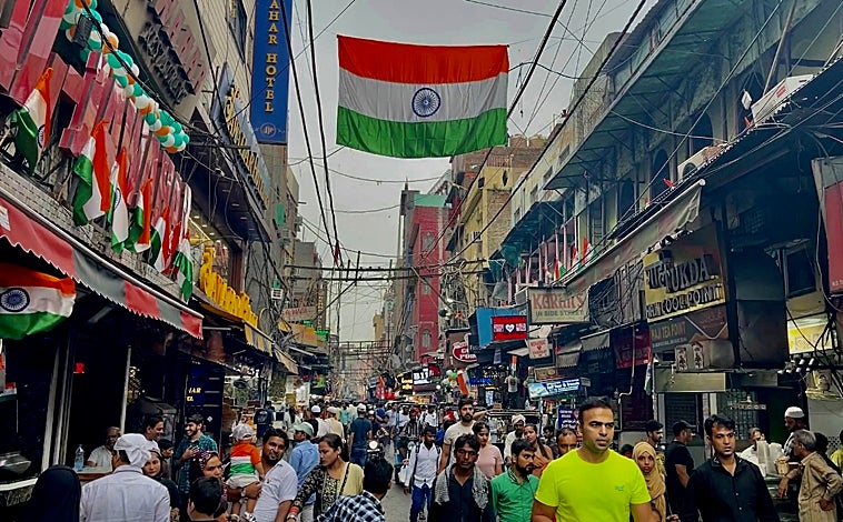 Imagen principal - Obras por doquier en la India, que se está modernizando a marchas forzadas bajo el Gobierno del primer ministro Narendra Modi para acabar con su atraso, como se ve en el centro histórico de la Vieja Delhi (arriba). Por todo este gigantesco país se están construyendo nuevas infraestructuras, como autopistas elevadas y líneas de metro en Bombay (arriba a la izquierda) y aeropuertos como el de Bangalore, el Silicon Valley de la India (arriba a la derecha) 