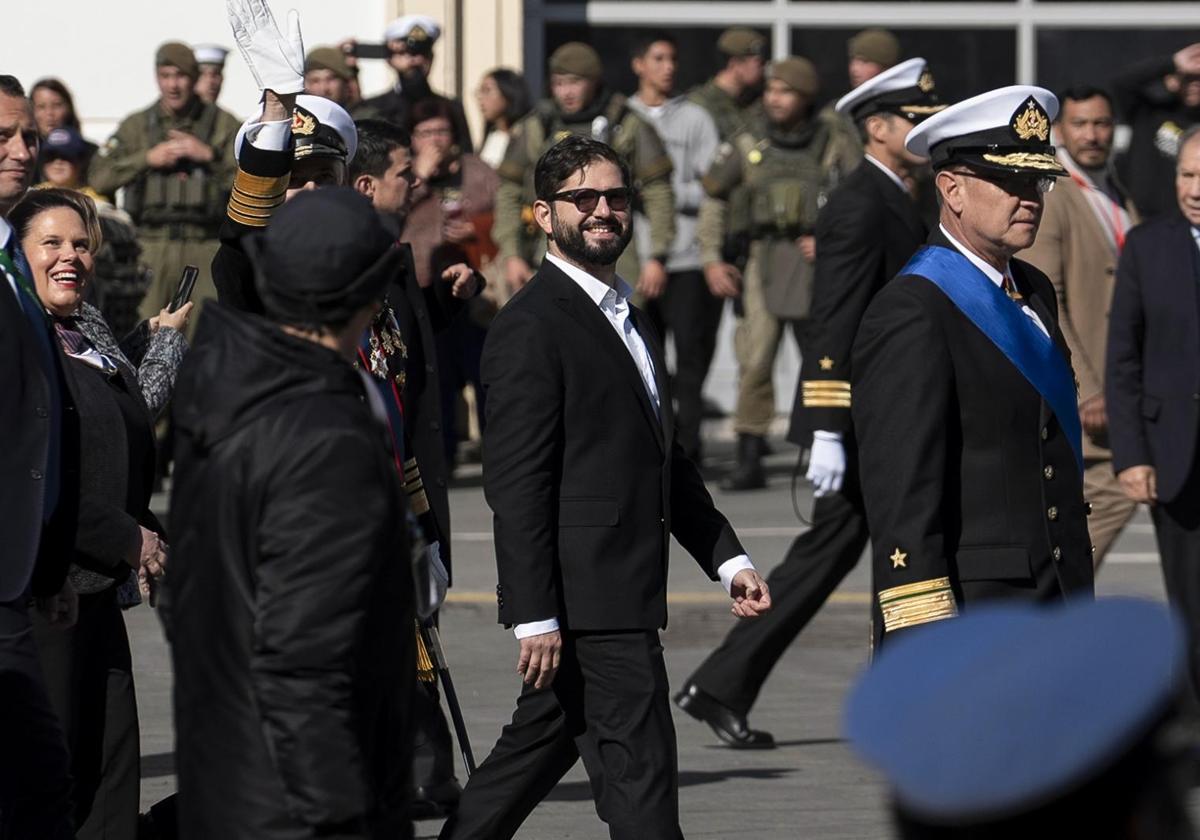 El presidente de Chile, Gabriel Boric participa del desfile del Día de las Glorias Navales