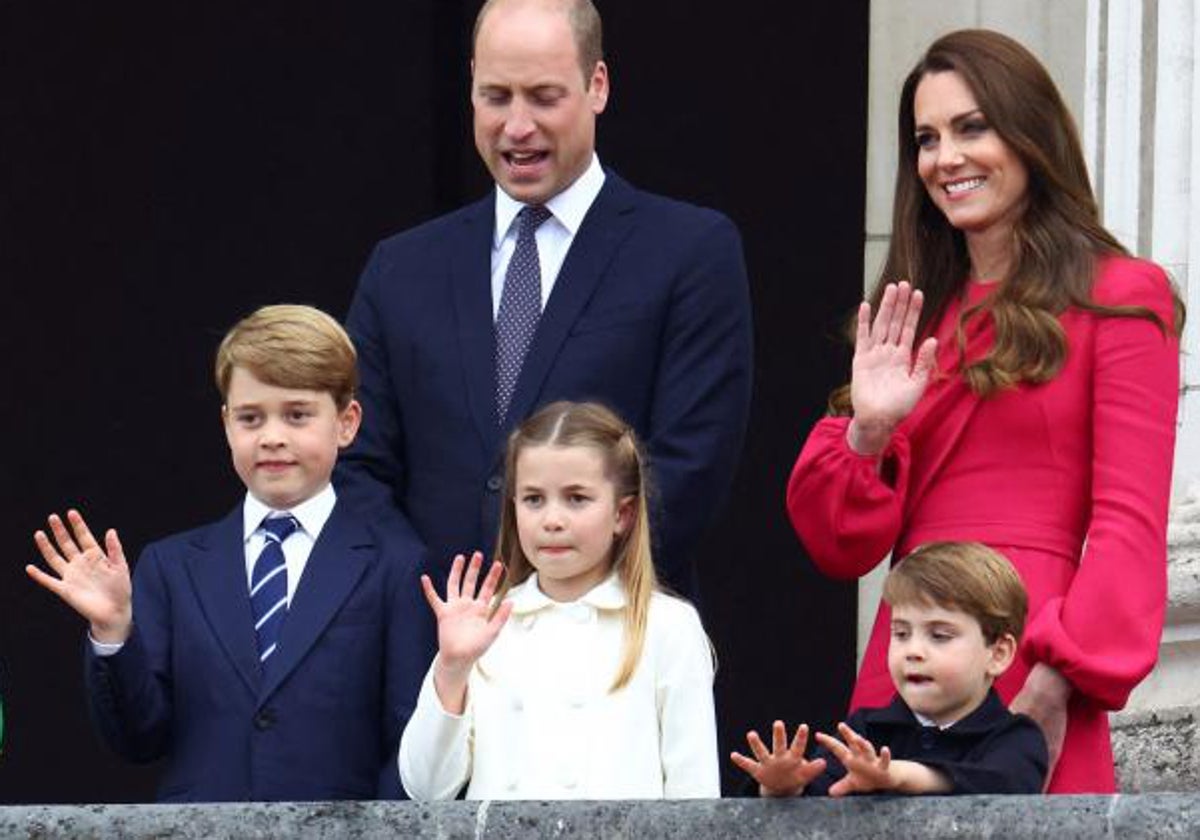 Los Príncipes de Gales con sus tres hijos, Jorge, Carlota y Luis, en 2022