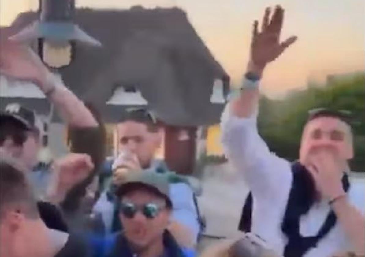 «Extranjeros fuera» y «Alemania para los alemanes»: se viraliza el vídeo de unos jóvenes haciendo el saludo nazi en un pub alemán