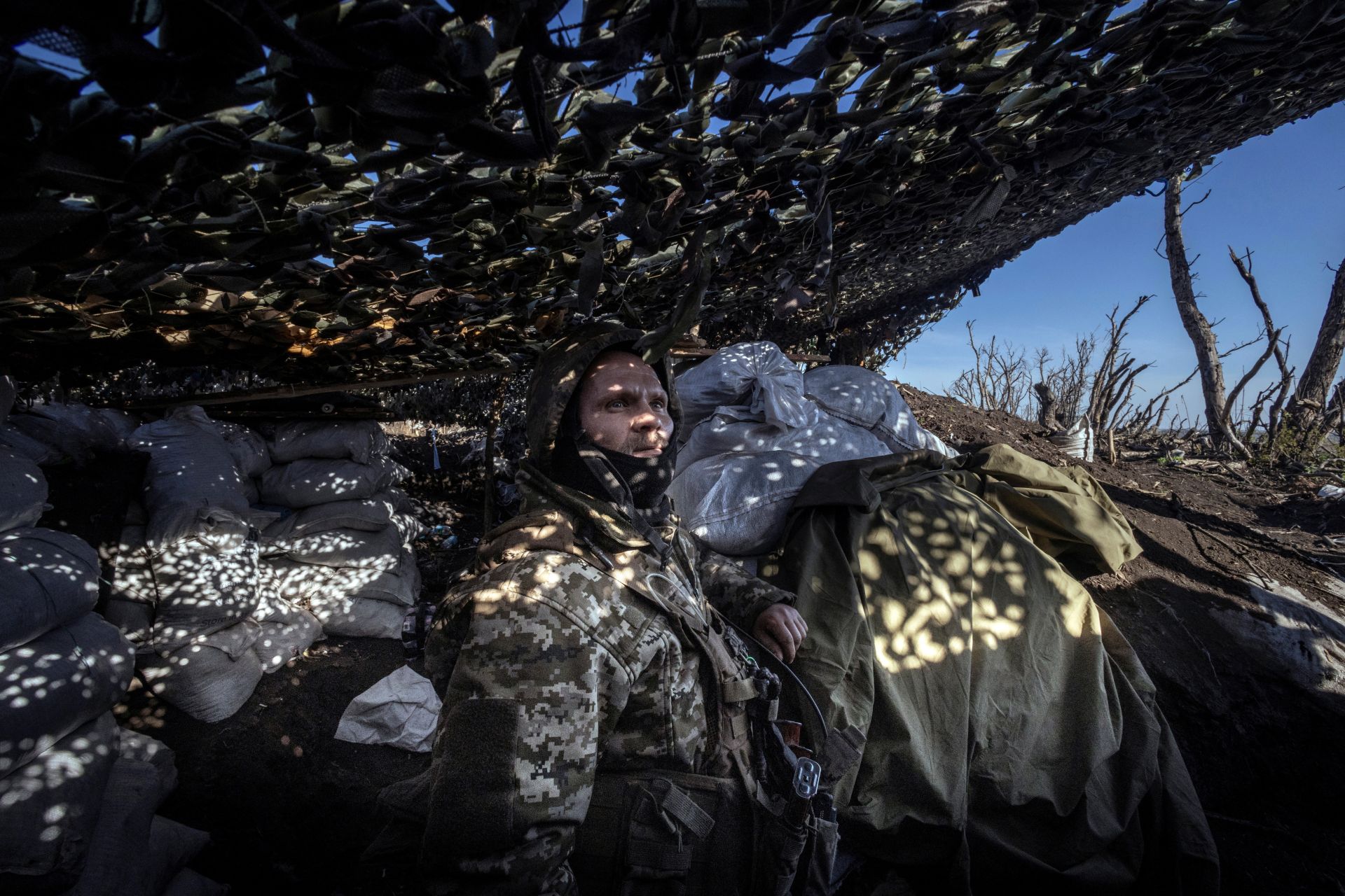 Imagen secundaria 2 - La 57.ª Brigada Motorizada de Ucrania lleva un proyectil para un obús, en medio del ataque de Rusia contra Ucrania