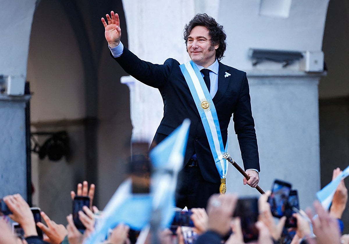 Milei saluda a sus partidarios fuera del Cabildo durante la conmemoración del 214º aniversario de la Revolución de Mayo, en Córdoba