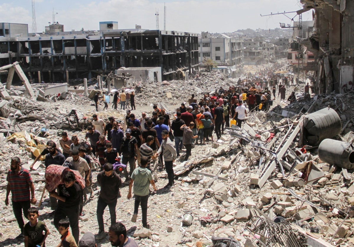 Los palestinos inspeccionan los daños después de que las fuerzas israelíes se retiraran de una parte del campo de refugiados de Jabalia, en el norte de la Franja de Gaza .
