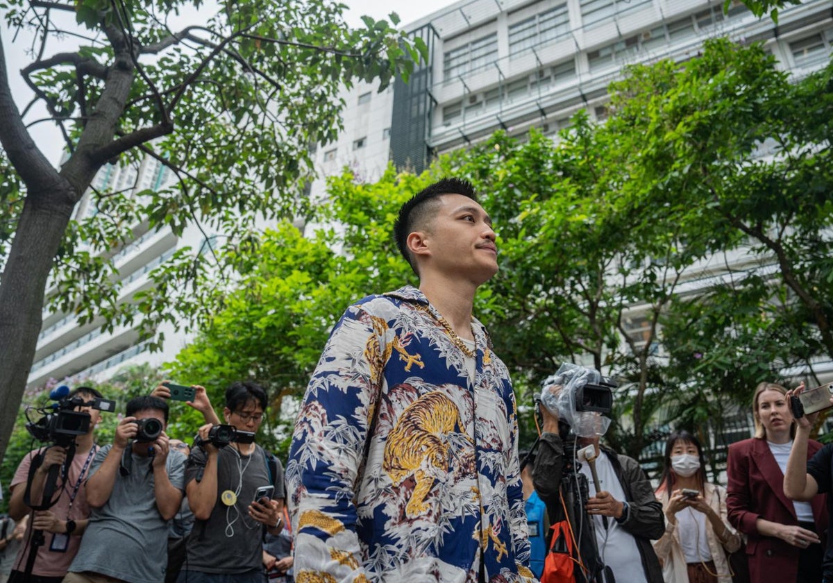 Lee Yu-shun, activista pro-democracia de Hong Kong, abandona la Corte de West Kowloon durante un receso