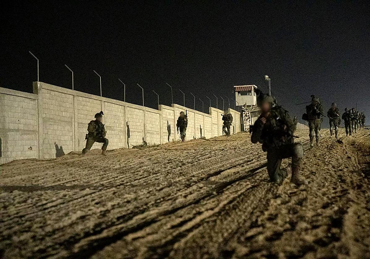Soldados israelíes durante operaciones militares en una zona fronteriza en el sur de la Franja de Gaza, en medio del actual conflicto entre Israel y el grupo militante palestino Hamás