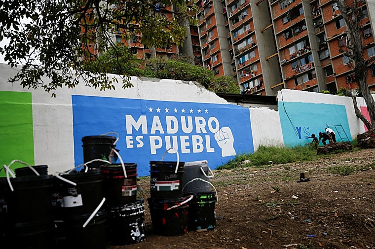 Miembros de la brigada muralista del PSUV pintan murales para la campaña de reelección de Maduro en Caracas