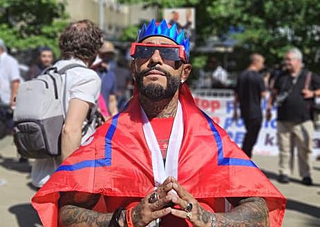 Imagen secundaria 1 - Manifestantes en las afueras de Collect Pond Park