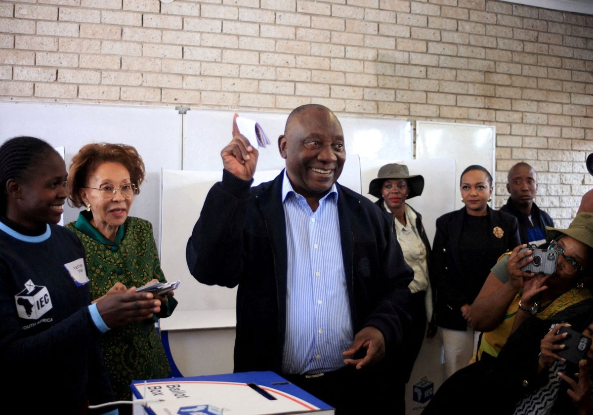 El presidente sudafricano Cyril Ramaphosa vota durante las elecciones sudafricanas en Soweto, Sudáfrica