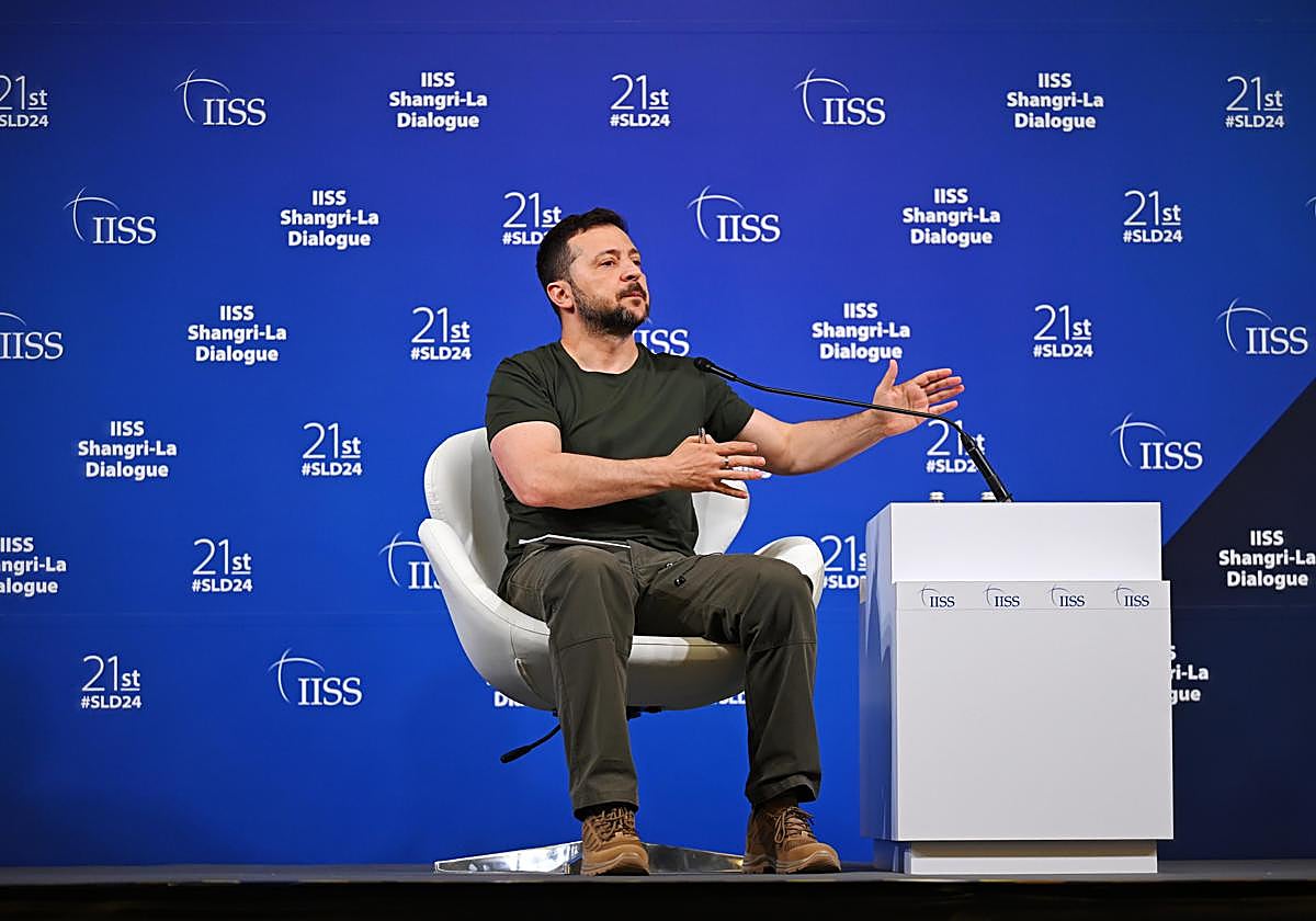 El presidente de Ucrania, Volodímir Zelenski, est domingo en un foro en Singapur