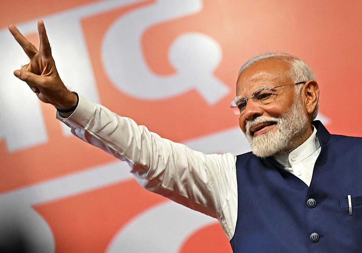 Modi hace el signo de la victoria en la sede del Partido Bharatiya Janata (BJP)