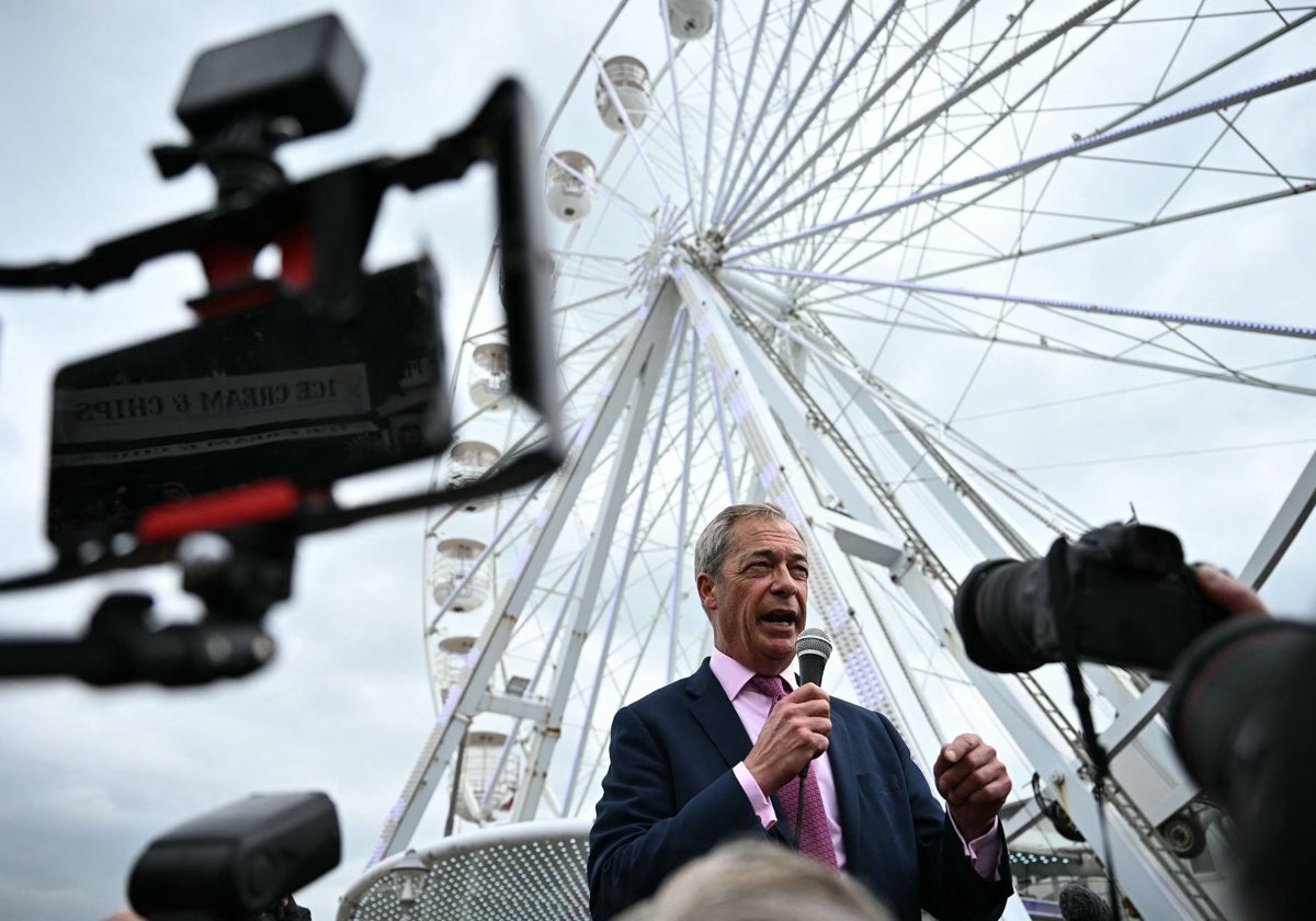 Nigel Farage se dirige a sus seguidores durante el lanzamiento de su campaña