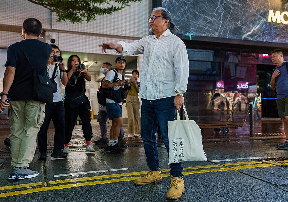 El artista Sanmu Chen al realizar con los dedos la fecha de la masacre de Tiannamén