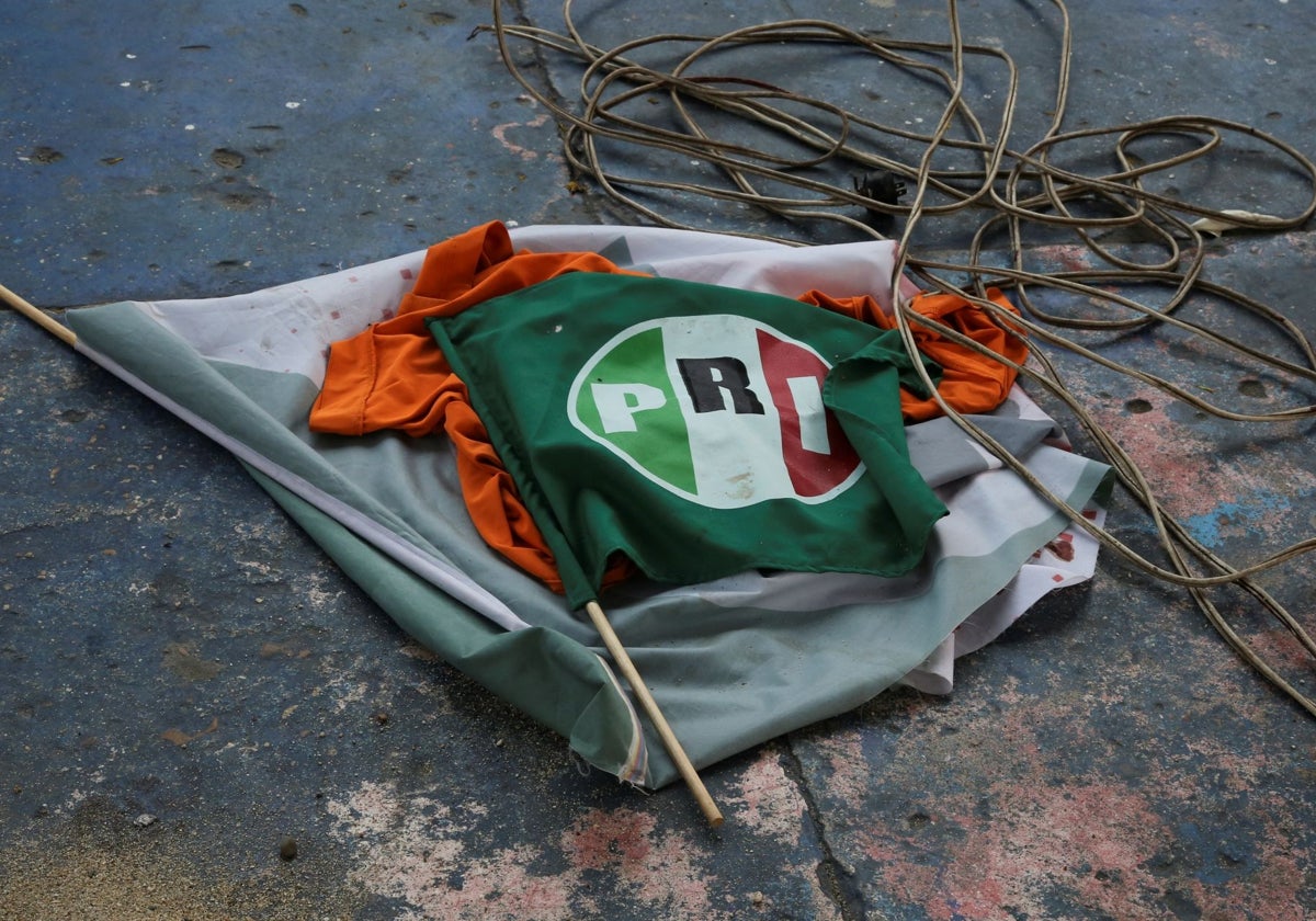 Una bandera del PRI después de celebrarse las elecciones en México