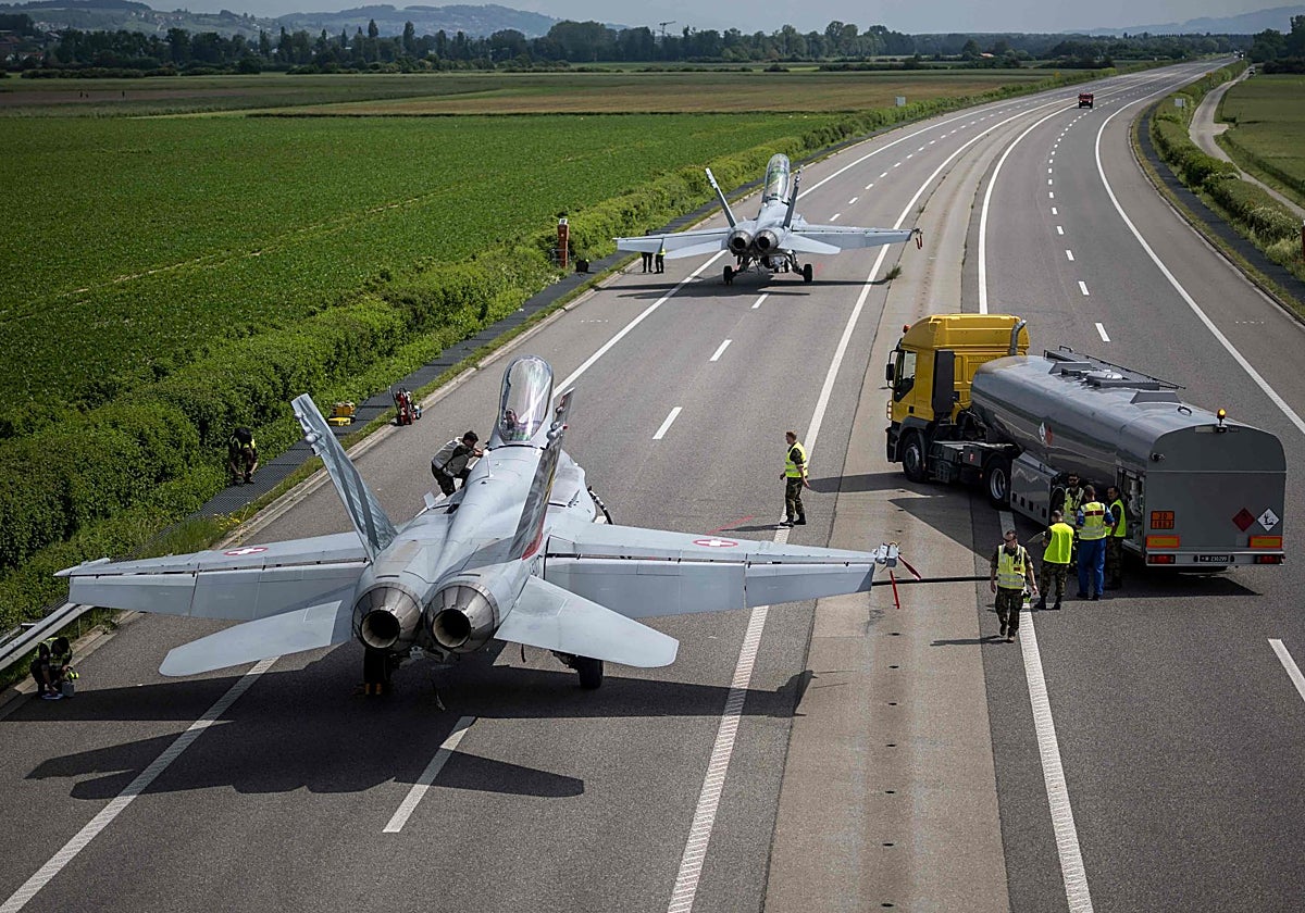 Dos cazas suizos después de completar con éxito su maniobra de aterrizaje