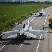 Suiza entrena a sus Fuerza Aérea en aterrizajes de emergencia en autopistas ante el creciente temor a una guerra con Rusia