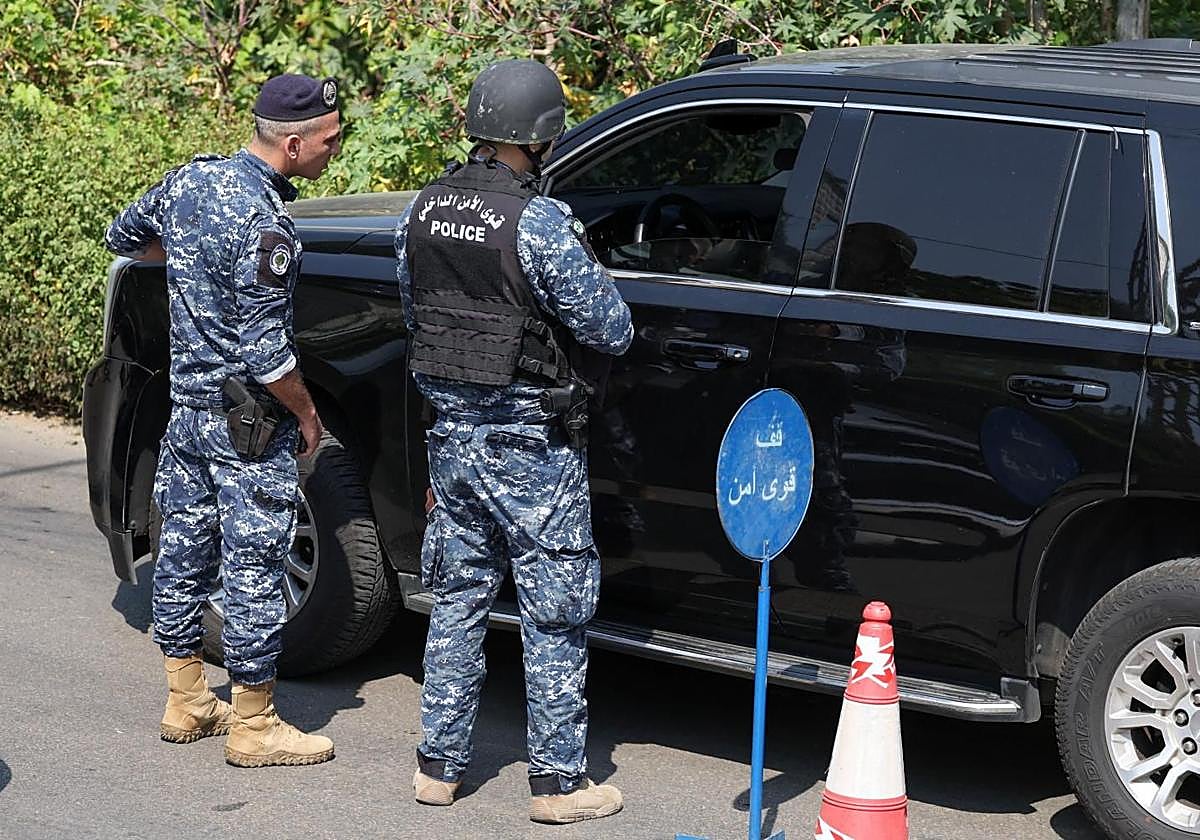 La Policía libanesa revisa un automóvil en un puesto de control cerca de la embajada de Estados Unidos