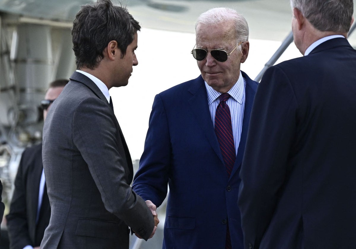 Joe Biden es recibido por el primer ministro francés, Gabriel Attal, a su llegada al aeropuerto de Orly, cerca de París